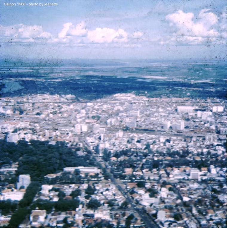 Đường Lê Văn Duyệt (nay là đường Cách Mạng Tháng 8).