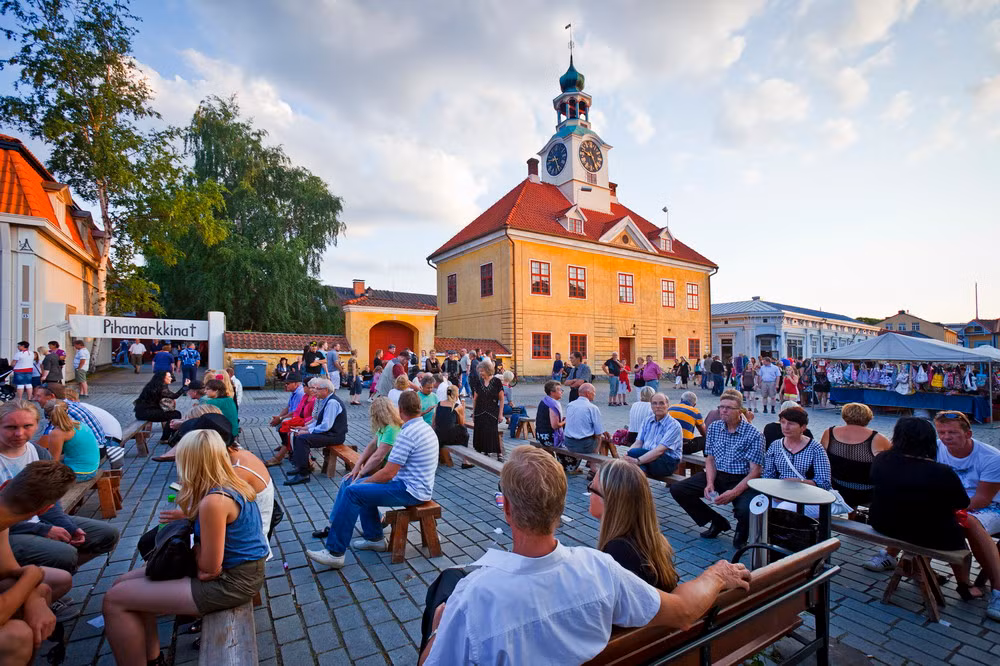 Phần lớn các ngôi nhà nằm dọc theo 2 trục phố chính. Các cửa hàng tập trung ở chung quanh quảng trường trung tâm.