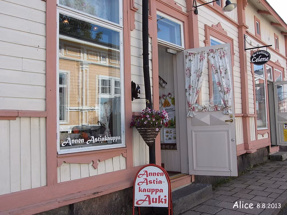 Ngày nay phần lớn các ngôi nhà cổ đều có người cư ngụ với khoảng 800 cư dân. Một phần trong số đó là xưởng sản xuất, quán ăn, cửa hàng.