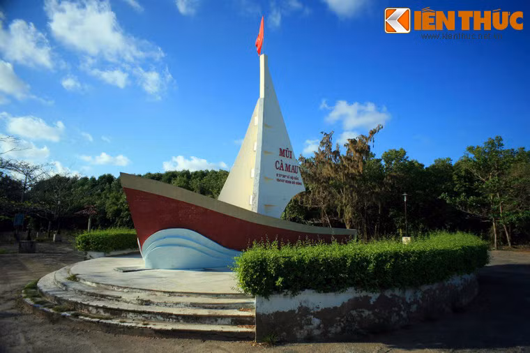 Tượng đài hình con thuyền đánh dấu vị trí địa lý của Mũi Cà Mau.
