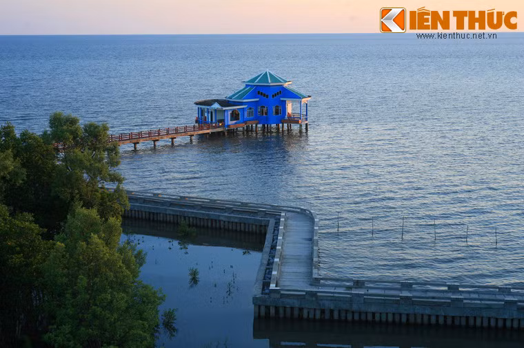 Nhà Thủy tạ là nơi thưởng thức những món ăn tuyệt vời của vùng biển cực Nam giữa sóng nước bao la.