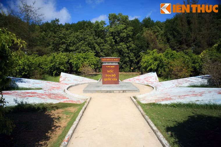 Mốc tọa độ quốc gia GPS 0001 (cây số 0) ở mũi Cà Mau được xây dựng từ năm 1995.