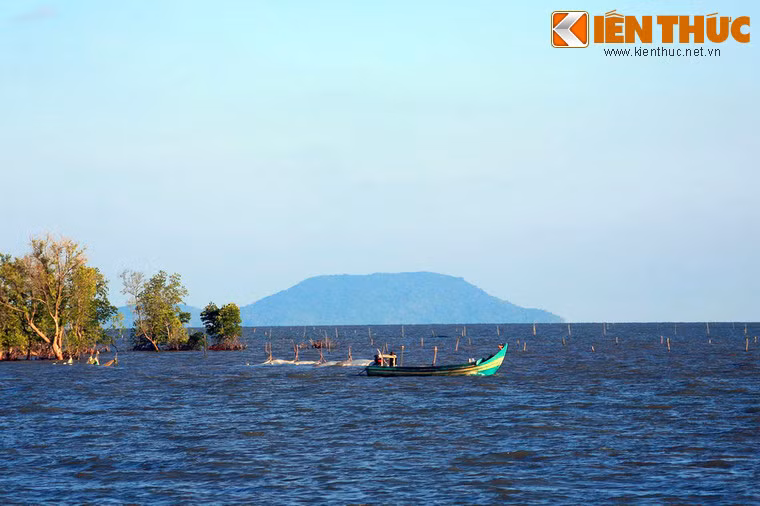 Đảo Hòn Khoai huyền ảo nhìn từ đất mũi.