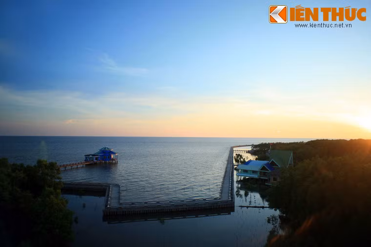 Mũi Cà Mau là nơi duy nhất trên cả nước có thể nhìn thấy mặt trời mọc trên biển Đông và lặn ở phía biển Tây.