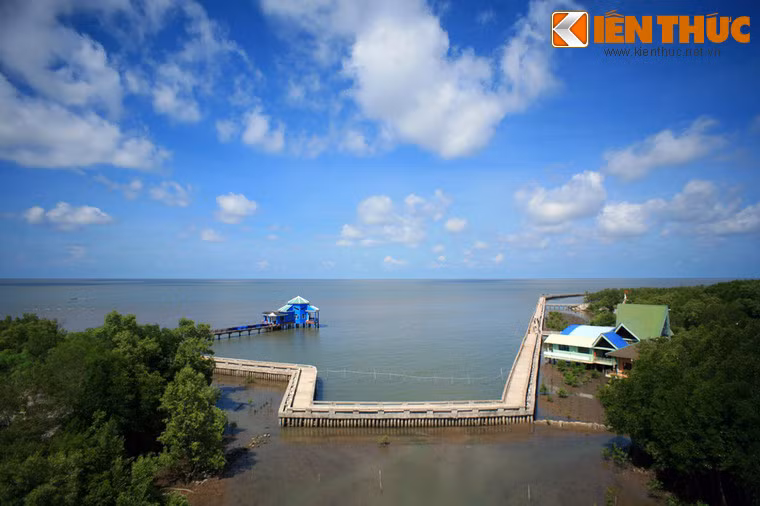 Biển trời mênh mông của mũi Cà Mau nhìn từ Vọng hải đài.