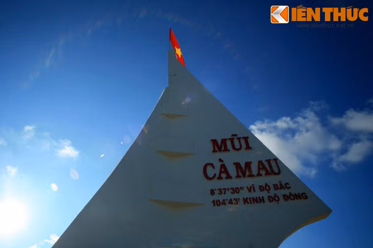 Có thể ví mũi Cà Mau như một mũi tàu khổng lồ của Tổ quốc đang rẽ sóng ra khơi.