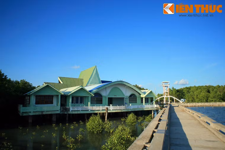 Khu nhà nghỉ của du khách tại mũi Cà Mau.