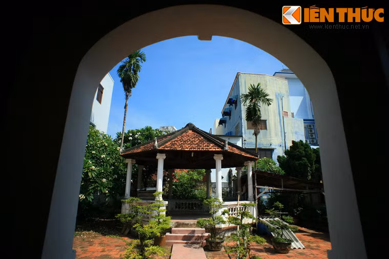 Tòa dinh thự cổ được khởi công xây dựng năm 1911, khánh thành năm 1920 với diện tích khoảng 2.000m2, bao gồm từ đường (3 gian hai chái), nhà bếp, nhà ở, sân Thiên Tĩnh.