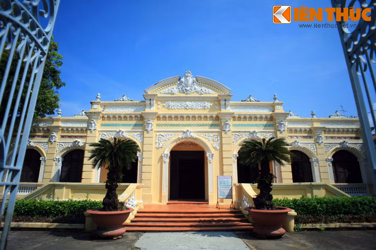 Không chỉ là nơi trưng bày hiện vật, Bảo tàng Tỉnh Kiên Giang (số 27 Nguyễn Văn Trỗi, phường Vĩnh Thanh Vân, TP Rạch Giá, Kiên Giang) còn là dinh thự cổ của địa chủ phong kiến đẹp nhất địa phương này còn được lưu giữ cho đến ngày nay.