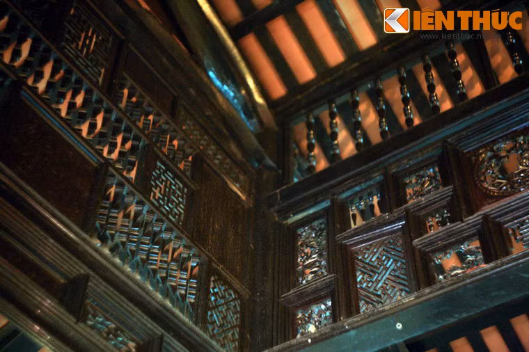 Hoa văn trang trí rất phong phú, từ các dạng hình học truyền thống, cây hoa (tùng, trúc, cúc, mai), chim (dơi, công, phượng, trĩ..), quả (đu đủ, nho, lựu..), các loại dây leo cho đến thú vật (hươu, nai...).