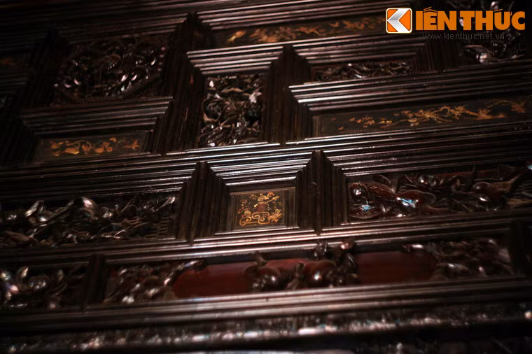 Nét đặc sắc của nội thất thể hiện ở những mảng chạm khắc điêu luyện tinh tế và mang đậm xu thế hướng nội, vươn tới sự hòa nhập với thiên nhiên để tạo nên một tổng thể hoàn chỉnh.