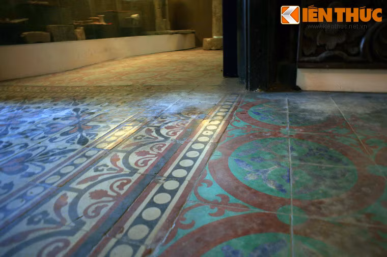 Nguyên vật liệu xây dựng như gỗ, gạch, ngói đều chủ yếu mua từ Miền Đông. Riêng gạch hoa lát nền nhập từ Pháp.