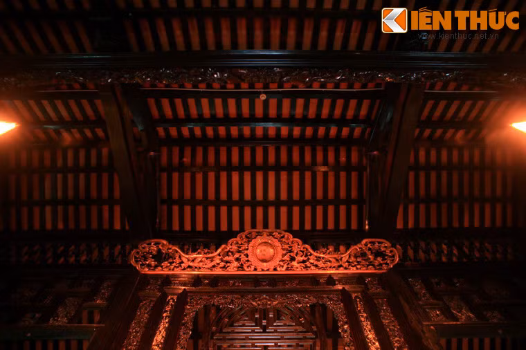 Ngôi nhà được xây dựng liên tục trong 10 năm với đội ngũ thợ xây, thợ mộc được đón từ Gia Định về; thợ chạm khắc đều là thợ giỏi đón từ Miền Bắc.