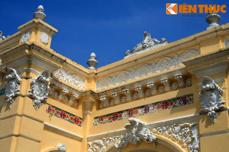 Năm 1946, thực dân Pháp đánh chiếm Rạch Giá chiếm luôn cả dinh thự. Từ đó đến năm 1954 công trình bị Tòa án Tỉnh chiếm dụng.