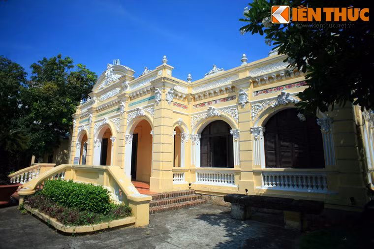 Sau này ông Trần Quang Chiêu (con thứ ba của ông Trần Nhuệ) thừa hưởng ngôi nhà nên công trình còn có tên gọi là nhà ông Ba Chiêu.