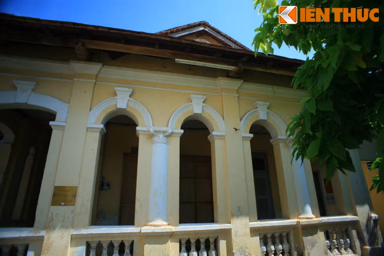 Được xây dựng vào thời kỳ thuộc địa, chịu ảnh hưởng của văn hóa Pháp nên ngôi nhà có kiến trúc “nửa Tây nửa Ta” độc đáo.