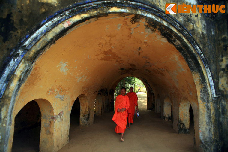 Do cổng phụ của ngôi chùa được thiết kế như một cái hang nên người dân trong vùng quen gọi đây là chùa Hang. Lâu dần, khách thập phương chỉ còn biết đến ngôi chùa qua tên gọi chùa Hang Trà Vinh. Đây được coi là kiểu thiết kế cổng chùa độc nhất vô nhị ở Việt Nam.