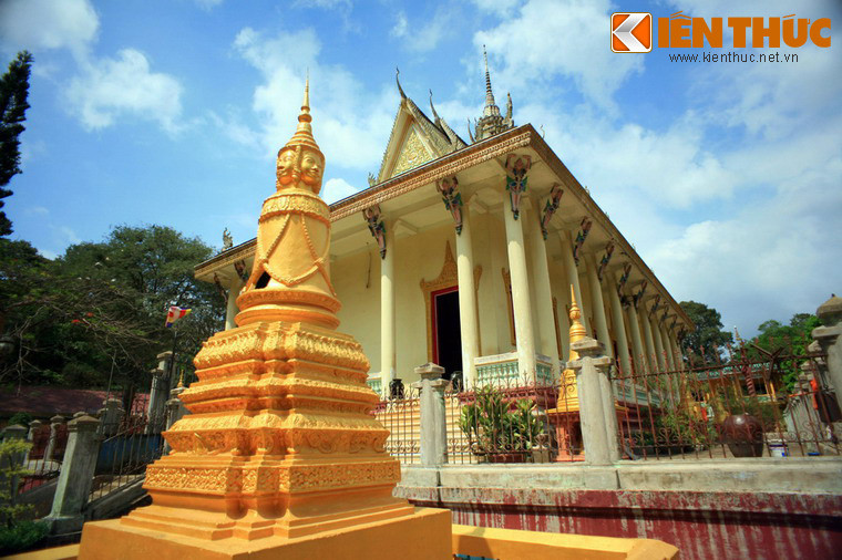 Chính điện chùa Hang Trà Vinh tọa lạc trên nền cao 3m, có nhiều bậc cấp dẫn lên, được trang trí lộng lẫy. Với nét độc đáo về kiến trúc và văn hóa, chùa Hang đã trở thành một điểm tham quan nổi tiếng của tỉnh Trà Vinh.