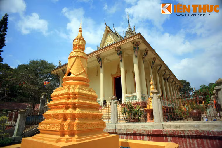 Chính điện chùa Hang Trà Vinh tọa lạc trên nền cao 3m, có nhiều bậc cấp dẫn lên, được trang trí lộng lẫy. Với nét độc đáo về kiến trúc và văn hóa, chùa Hang đã trở thành một điểm tham quan nổi tiếng của tỉnh Trà Vinh.