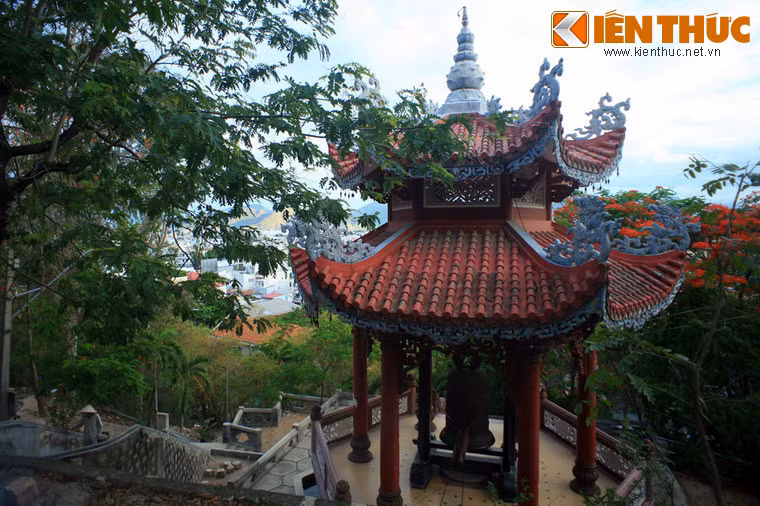 Tiếp tục đi lên các bậc thang sẽ bắt gặp tháp chuông với quả đại hồng chung cao 2,2 m, nặng 1.500 kg do phật tử tại Huế tặng năm 2002.