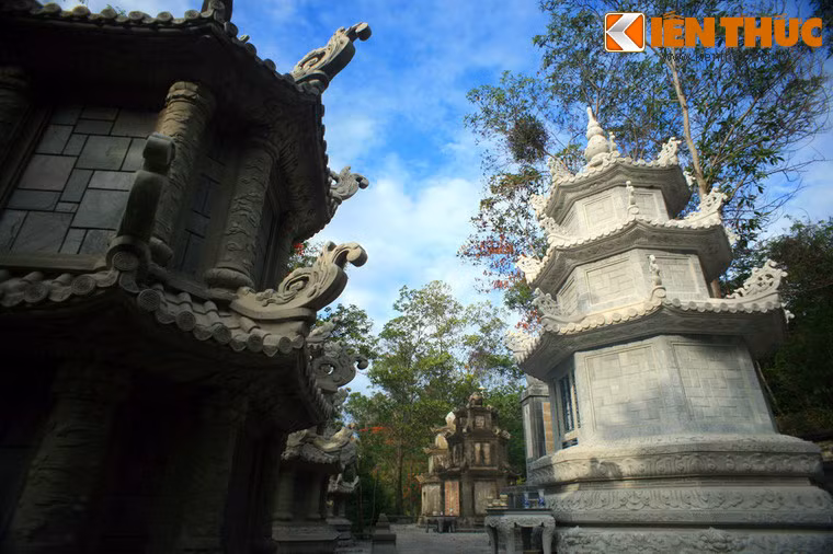 Vườn tháp Tổ của chùa Long Sơn trên sườn đồi Trại Thủy.