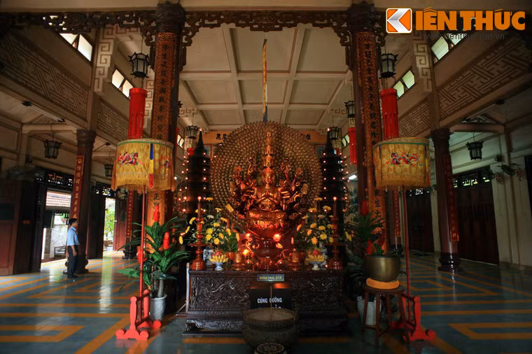 Khuôn viên chùa có chiều rộng 44,5 m, chiều dài hơn 72 m. Bên cạnh chùa là giảng đường của Trường Trung cấp Phật học Khánh Hòa và trụ sở của Giáo hội Phật giáo Khánh Hòa. Chính điện của chùa rộng 1.670 m².