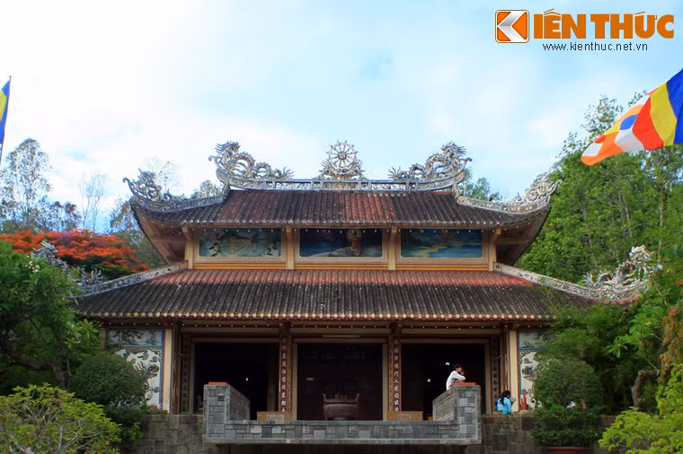 Năm 1936, theo di nguyện của Tổ Ngộ Chí, chùa được tiến cúng cho Hội An Nam Phật học để làm trụ sở chấn hưng Phật giáo Khánh Hòa (đến nay vẫn là trụ sở của Giáo hội Phật giáo Việt Nam tỉnh Khánh Hòa). Năm 1938 năm Bảo Đại thứ 14, chùa được phong "Sắc tứ Long Sơn tự".