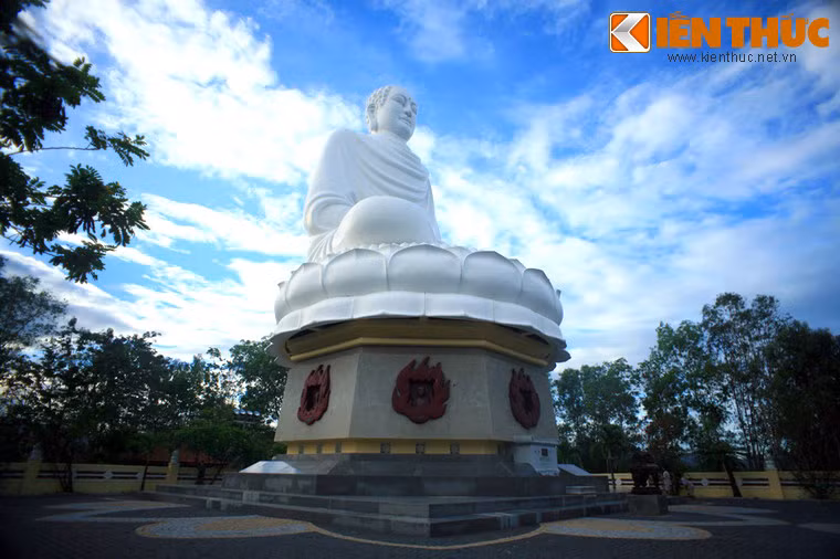 Trên đỉnh đồi là bức tượng Kim Thân Phật tổ (tượng Phật trắng) ngồi thuyết pháp, tượng cao 24 m, đài sen làm đế cao 7 m. Tượng được xây từ năm 1963 do sự đóng góp của tăng ni phật tử của vùng lân cận. Xung quanh đài sen là chân dung bảy vị hòa thượng, đại đức đã tự thiêu để phản đối chính sách đàn áp Phật giáo của Ngô Đình Diệm trong khoảng thời gian từ tháng 4 - 9/1963.