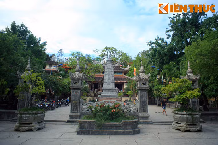 Ban đầu chùa chỉ là một căn nhà tranh nằm tại đỉnh đồi Trại Thủy. Năm 1900, chùa bị sập sau một cơn bão, nên Tổ khai sơn quyết định dời xuống chân núi và đổi tên chùa thành Long Sơn tự.