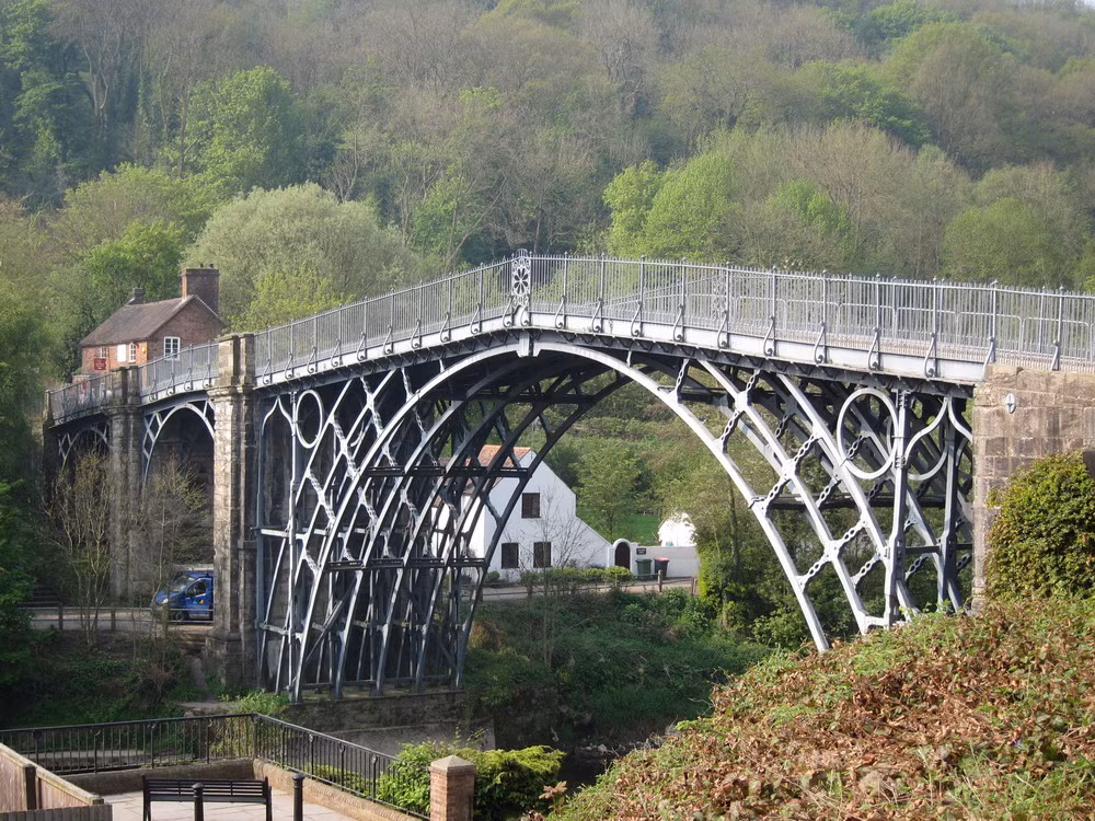 Cây cầy đã trở thành một thành tựu chói lọi của nền công nghiệp Anh quốc và là hình mẫu của nhiều cây cầu sau này.