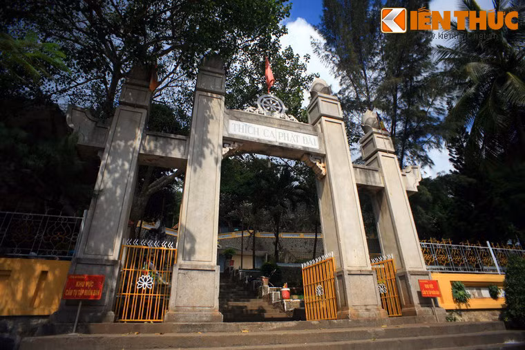 1. Nằm trên sườn phía Bắc của Núi Lớn, Thích Ca Phật Đài khánh thành năm 1963, là một quần thể kiến trúc Phật giáo đặc sắc ở thành phố biển Vũng Tàu.