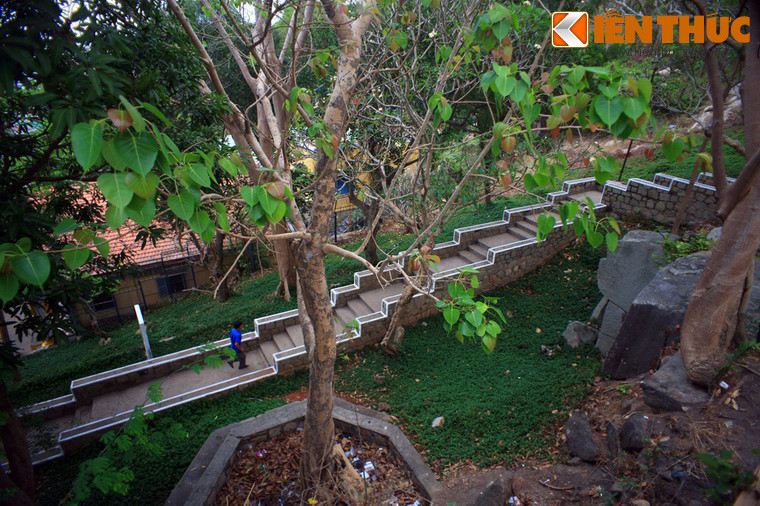 Vẻ đẹp của Thích Ca Phật Đài là sự kết hợp hài hòa giữa kiến trúc tôn giáo và phong cảnh thiên nhiên. Toàn bộ khuôn viên ngôi chùa như một vầng trăng khuyết chia thành ba cấp theo hình tháp, cao dần từ 3 m đến 29 m so với mực nước biển.