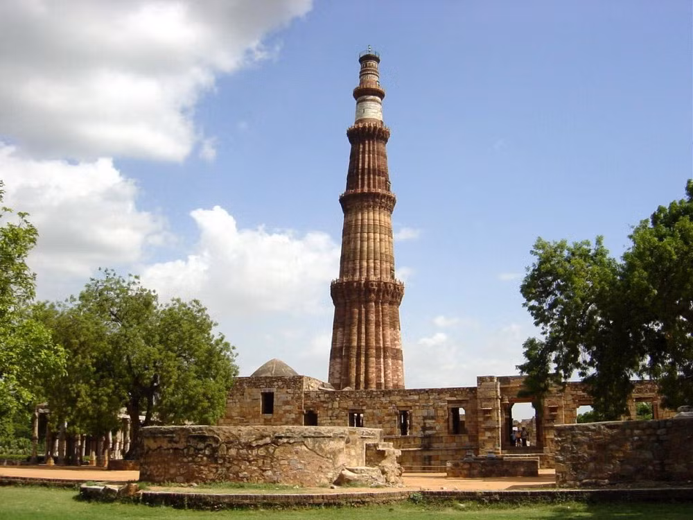 Nằm ở phía Nam thủ đô New Delhi của Ấn Độ, tháp Qutub Minar là một trong những công trình Hồi giáo cổ xưa độc đáo nhất của đất nước này.