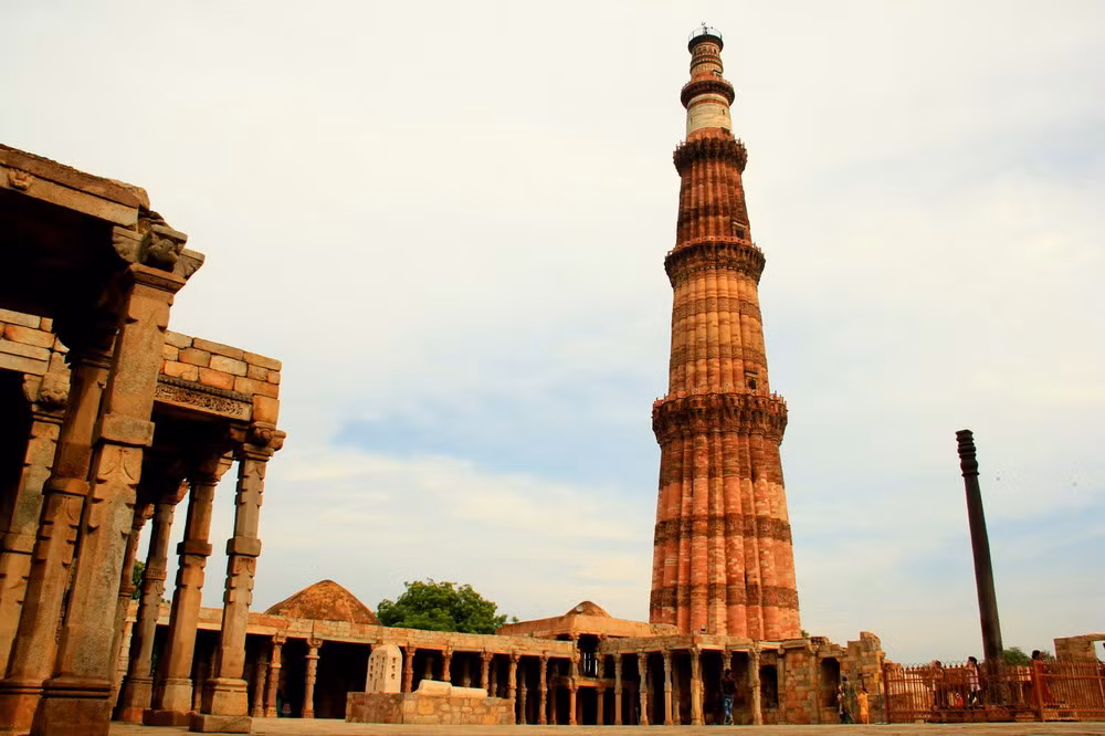Tháp Qutub Minar cao 73m, tương đương một cao ốc 15 tầng với nhiều đường gân dọc, đường kính đáy tháp 14,2m.