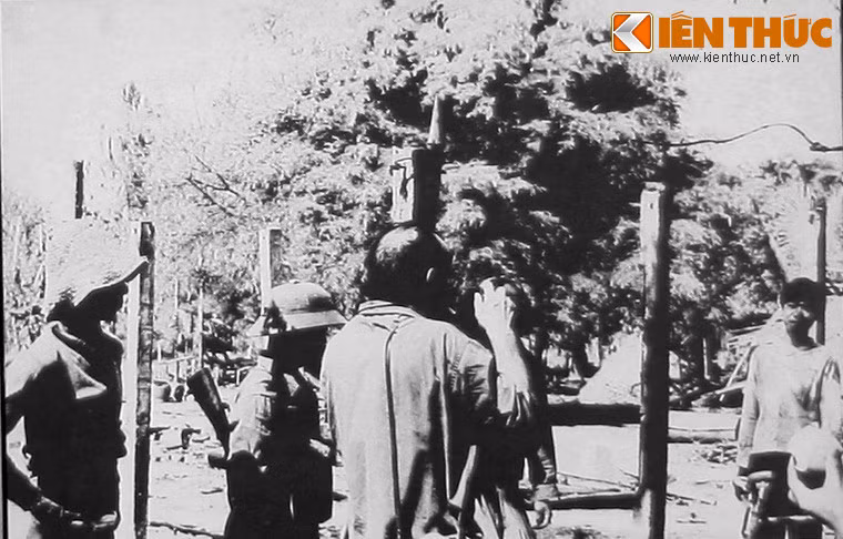 Phóng viên, nhà báo trong và ngoài nước đến thăm hỏi, chụp ảnh tư liệu những người may mắn thoát chết sau vụ thảm sát của Khmer Đỏ tháng 4/1978.