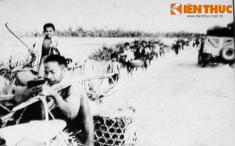 Đồng bào Kinh, Khmer ở các xã An Cư, Lê Trì, An Nông (huyện Bảy Núi, An Giang) sơ tán ngày 15/1/1978.