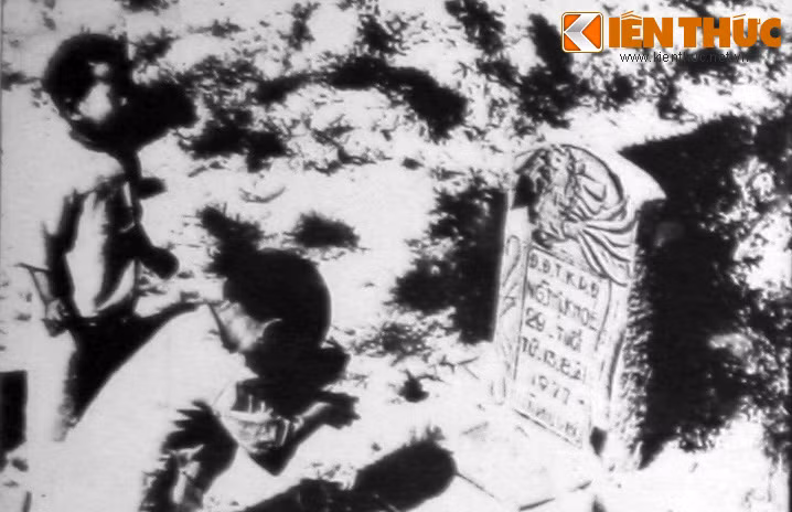 Hai cháu bé sống sót khóc trước mộ mẹ là chị Nguyễn Thị Khỏe, bị quân Polpol giết hại ngày 30/8/1977.