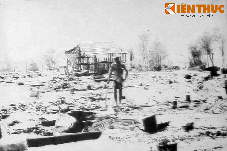 Người dân Ba Chúc tìm kiếm những vật dụng còn sót lại sau thời qian quân Polpot chiếm đóng.