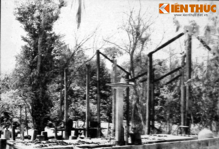 Nhà cửa của nhân dân Ba Chúc bị quân Pol Pot đốt phá.