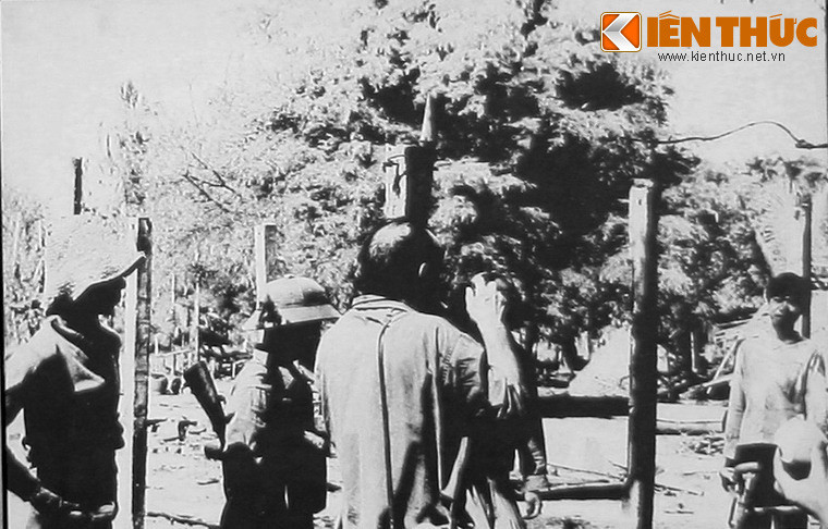 Phóng viên, nhà báo trong và ngoài nước đến thăm hỏi, chụp ảnh tư liệu những người may mắn thoát chết sau vụ thảm sát của Pol Pot tháng 4/1978.