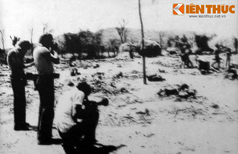 Hơn 30 phái đoàn ngoại giao, báo chí quốc tế đã đến các xã vùng biên giới An Giang để chứng kiến tận mắt tội ác của Pol Pot với người dân Việt Nam.