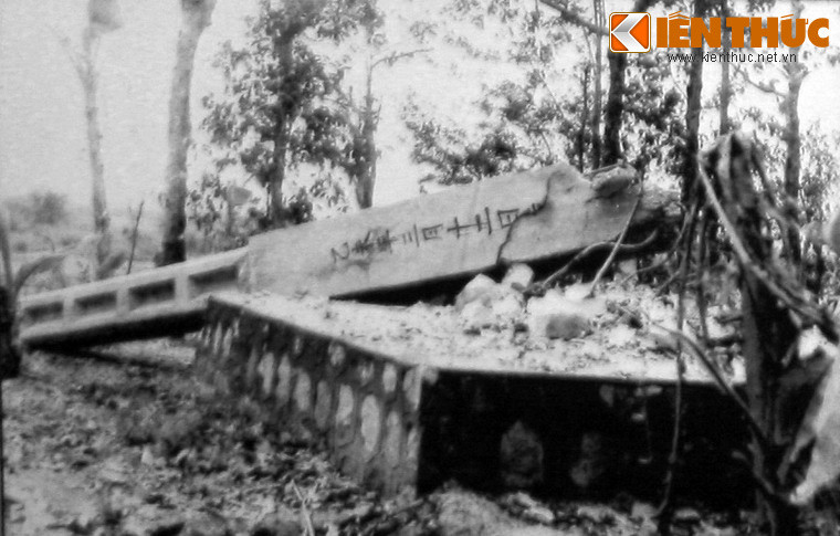 Cột cờ chùa Phi Lai bị đạn pháo quân Polpot bắn gãy.