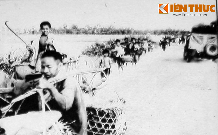 Đồng bào Kinh, Khmer ở các xã An Cư, Lê Trì, An Nông (huyện Bảy Núi, An Giang) sơ tán ngày 15/1/1978.