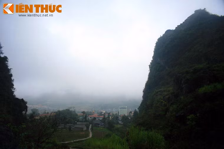 Nằm trên đỉnh núi Đồn Cao (còn gọi là đỉnh Đá Pháp) thuộc địa phận tổ 4 thị trấn Đồng Văn, huyện Đồng Văn, tỉnh Hà Giang, pháo đài cổ Đồn Cao là một công trình quân sự cổ còn được bảo tồn khá tốt ở khu vực miền núi phía Bắc Việt Nam. Ảnh: Đỉnh núi Đồn Cao ở thị trấn Đồng Văn.