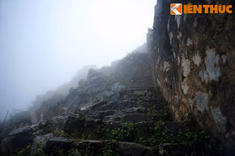 Men theo chân tường thành có lối đi gồm 97 bậc đá cũng được xây bằng đá vôi Trùng Thoi.