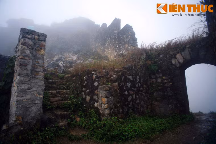 Công trình gồm 2 tầng, tầng hầm rộng có nhiều ngách, tầng nổi có một sân rộng và nhiều điểm nghỉ.