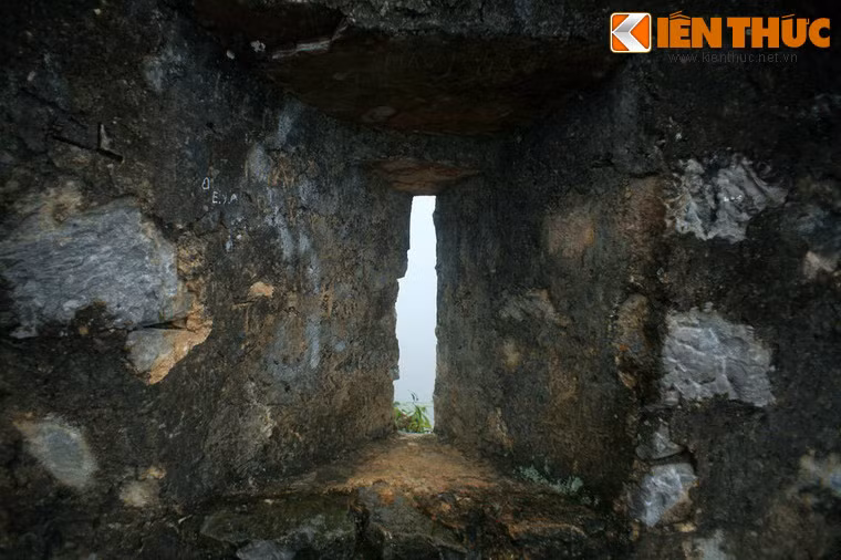 Trên tường thành có nhiều lỗ châu mai.