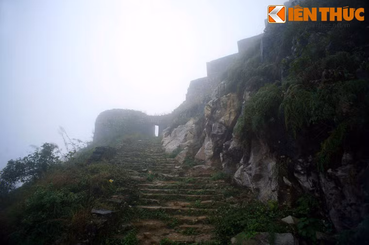 Kể từ khi kiểm soát vùng đất này năm 1887, người Pháp đã không ngừng xây dựng các lỵ sở, đồn bốt nhằm mục đích cai trị và chống lại cuộc đấu tranh vũ trang kháng Pháp của người dân Việt Nam nói chung và người dân ở Đồng Văn, Hà Giang nói riêng.