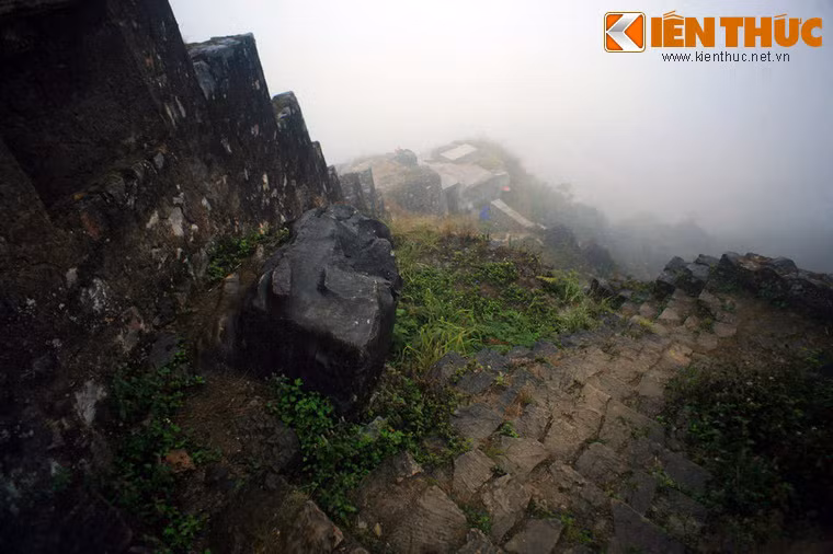 Ngoài ra phía dưới giáp với vách đá dựng đứng từ dưới lên có một khu nhà nhỏ dùng làm nơi ăn uống và kéo đồ từ chân núi lên bằng ròng rọc.