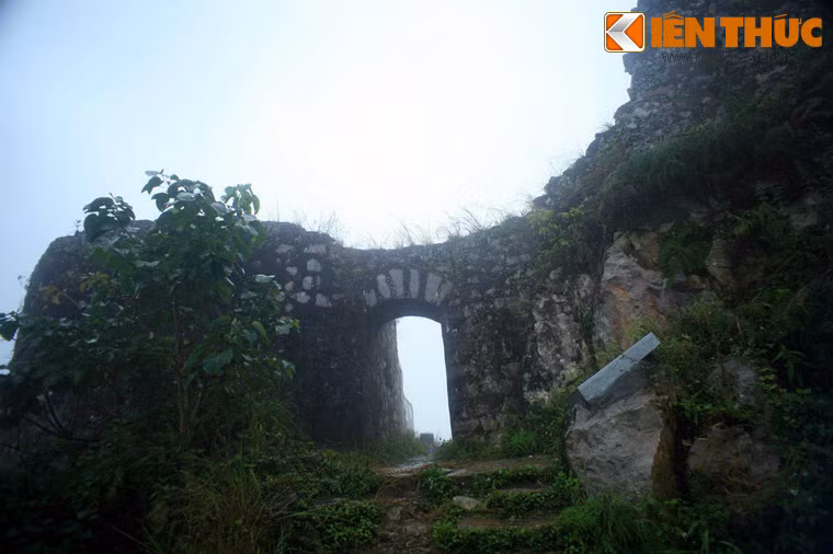 Pháo đài Đồn Cao được xây dựng vào khoảng năm 1925 trên đỉnh núi đá có độ cao khoảng 1200 m so với mực nước biển bằng các vật liệu địa phương.